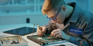 computer repair Dallas technician working