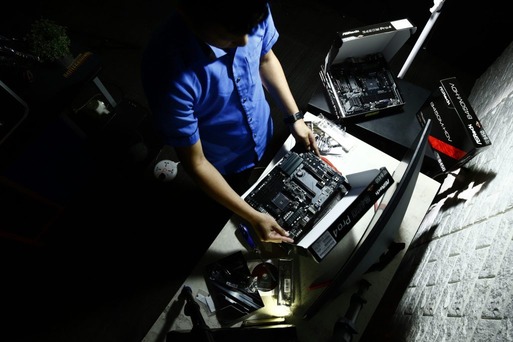 Technician repairing a PC - Geek Squad Alternatives