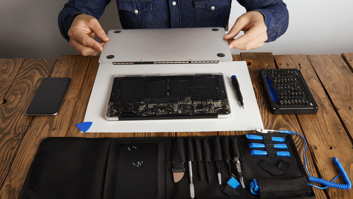 Apple Genius Bar vs. Half Price Geeks: Who Fixes Macs Better (and Cheaper)? apple genius bar vs. half price geeks